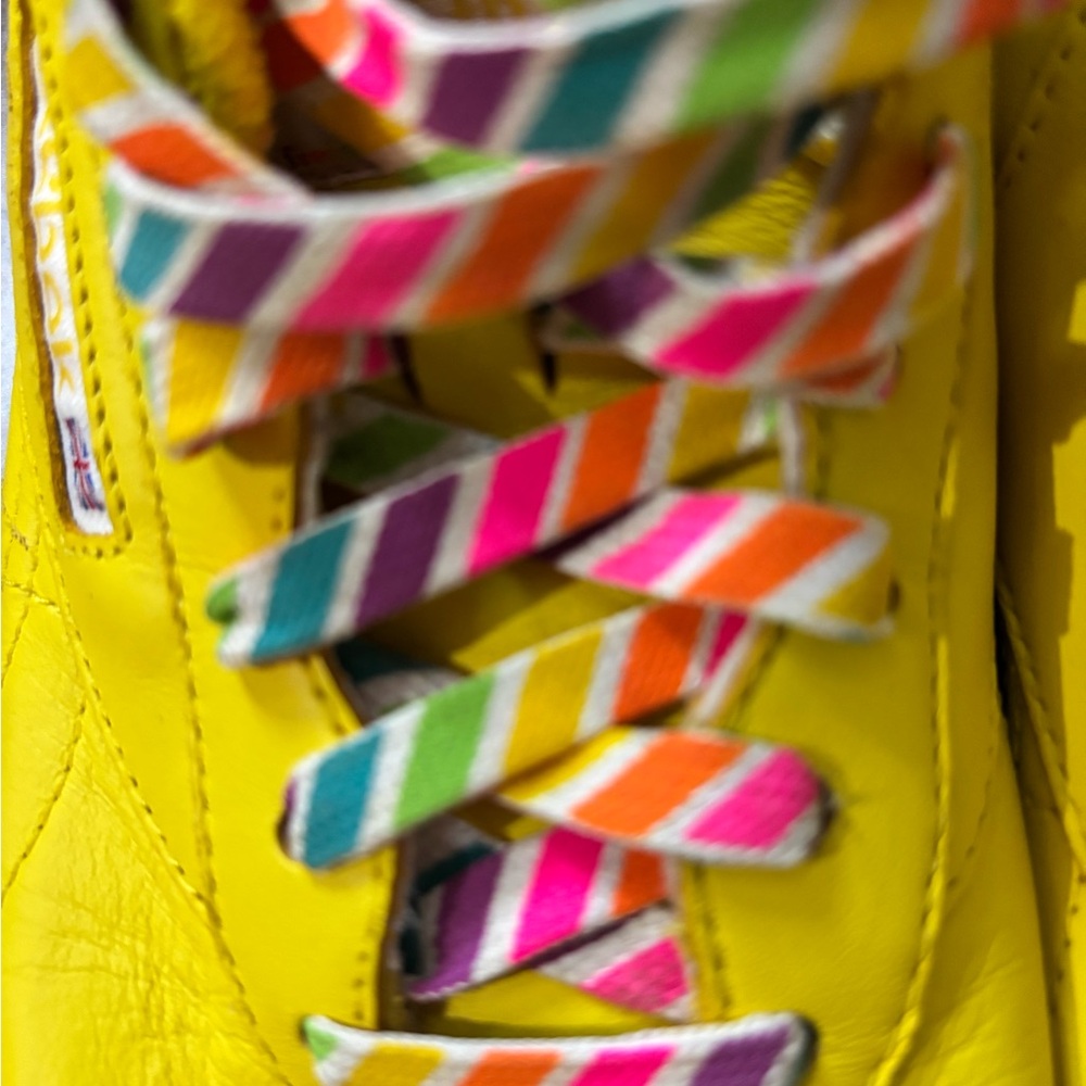 Reebok Classic Leather 25th Anniversary yellow sneakers with rainbow laces sz 10 - Picture 9 of 10